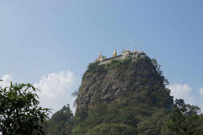 さて、ピックアップトラックに乗せられて、ポッパ山へ。物静かな運ちゃんと、一時間ほどでしたか、ウトウトしていたら山道へ。それらしき岩山が忽然と見えて来ました。