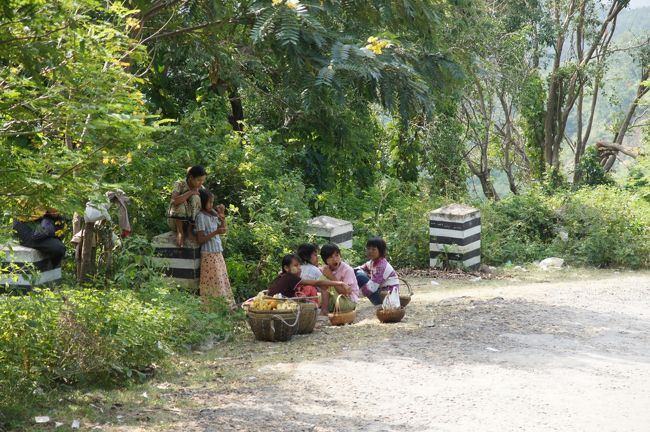 途中、娘さん達が屯っているなと…石っころ売りに来たから、土産物屋さんね。こんな外れで待ってて、客来るんやろか？