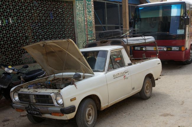 運んで来てくれたピックアップトラック。只今クールダウン中。運ちゃんは…何処行ったんやろ？