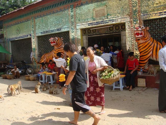 お供え売ってる方々…他には見所無いね。んじゃ、帰りましょ。