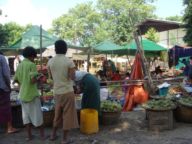 時折ウトウトしながら、戻って来ました。が、宿に戻る前にマーケットに。先ほど積み込んだ荷物と人を下ろして行きます。んで、宿へ。お疲れさんでした。<br /><br /><br />−−−−−−−−−−−−−−−−−−−−−−<br />今回の旅の日程は、<br />http://4travel.jp/traveler/hhb00102/album/10525702/