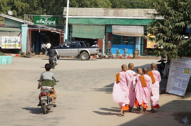 宿から東に歩いてすぐの所に、市場が有ります。今まで寄って無いのが不思議なくらい…オールド・バガンと逆方向だからかな。