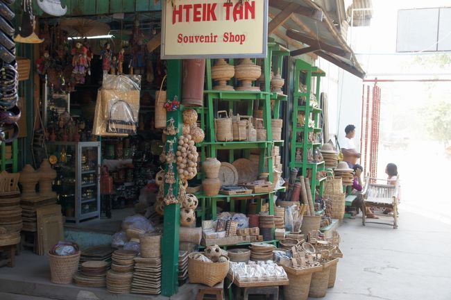 思ったほど、人気が無いなぁ。まず目についたのは、土産物屋さん。