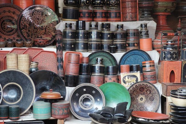 漆器屋さん。しつこくはしませんが、一応観光客と見て、ちょっと声かけて来ます。