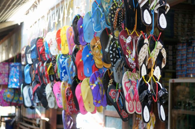 色とりどりのサンダル。靴履いてる人、ほとんど見かけなくて、地元の方はみなサンダル。