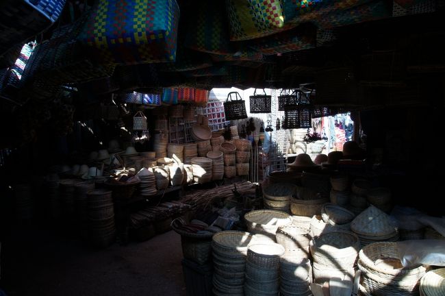 日用雑貨品エリア。ちと薄暗い…