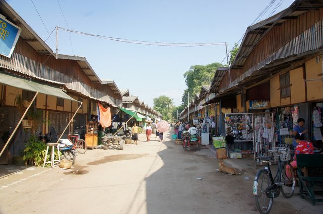 こちらの通りの両側には、商店が並んでる。