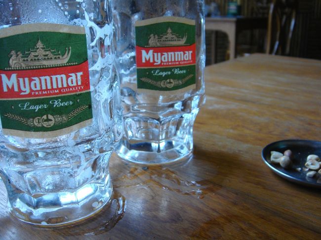 市場見学後、ちょいとネットでも…ビール屋さんでネットアクセスできるようなので、行ってみました。1時間1,000Ksですが…通信事情が悪いのか、Gmail見るだけでも、リトライを繰り返しながら30分。Yahoo!にはつながらず…駄目だこりゃ。ビール呑んで、帰ります。<br /><br /><br />−−−−−−−−−−−−−−−−−−−−−−<br />今回の旅の日程は、<br />http://4travel.jp/traveler/hhb00102/album/10525702/