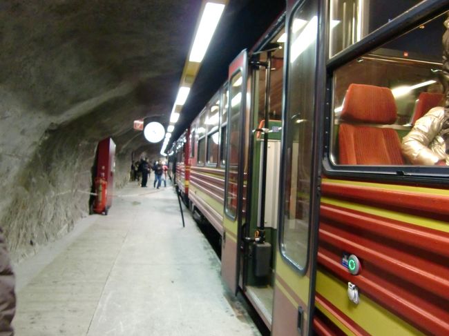 ゆっくりゆっくり電車が上っていきます。<br />そうでないと高山病となる為です。