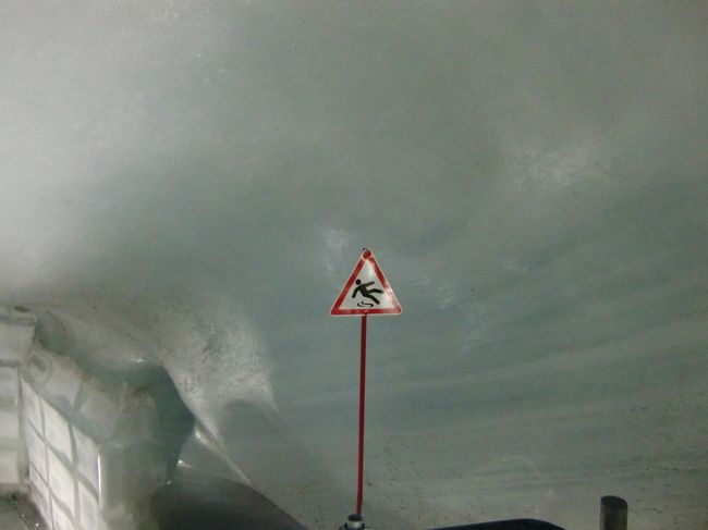 「滑るの注意」<br />絵だけでわかります（笑）