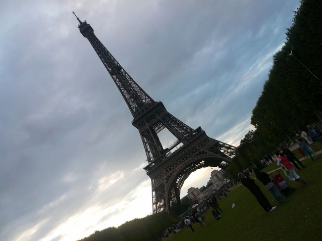 ホテルに戻り、歩いてエッフェル塔へ。<br />ぼーっと眺めていました。<br /><br />途中、エッフェル塔の置物を売っている人たちが<br />たくさんきてこわい雰囲気なときもありましたが<br />人もたくさんいるので平気でした。