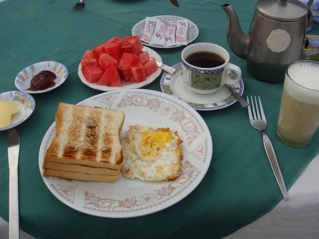 今朝の宿のご飯は、普通にトースト、目玉焼きですが、特別にってんで、バナナジュース作ってくれました。パック入りっぽいオレンジジュースに比べると、自然な味でえぇね。<br /><br />ただ、天敵のスイカが…残してすまん。