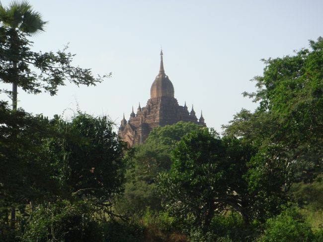 さて、自転車に乗って、第一目的地のティーローミィンロー寺院へ。少し慣れたのか、前日乗らなくて休めたのか、ペダルが軽いね。
