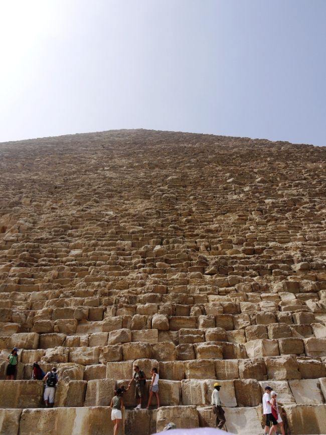 間近で見ると、てっぺんがわかりません。<br /><br />ピラミッドの内部にはいったら、急階段。<br />１００均のペンライトがあると便利。<br />到着したら、真っ暗だから。<br />墓の後があった。<br />そして、蒸し暑かった。。。涼しくない。<br />カメラは持っていけなかったので写真なし。