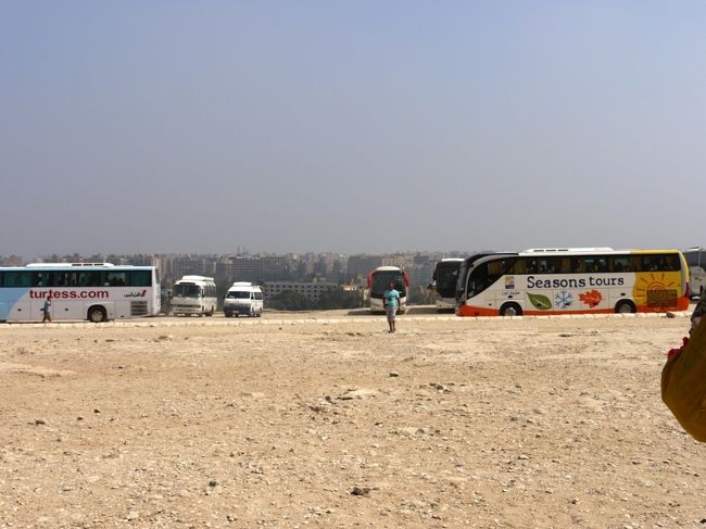 ピラミッド側から、反対方向は町。<br />残念ながら、ケンタッキーをみのがしました。