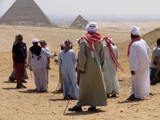 断食中なので、警備の人は日陰で、へろへろしていました。
