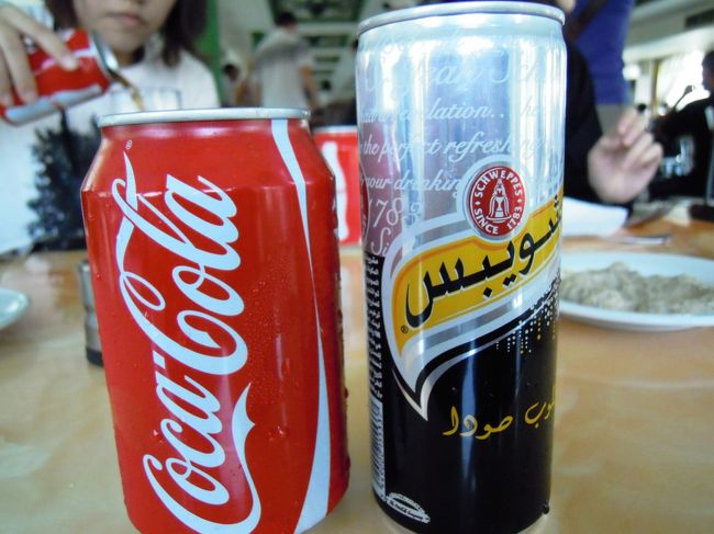 お昼です。コーラです。<br />右のは、味の無い炭酸水です。おいしくないです。<br />