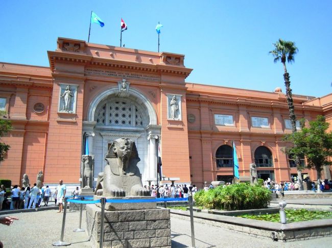 考古学博物館。<br />カメラ回収されたので写真はないです。<br /><br />スフィンクスの、あの有名な仮面を生で見ました！<br />イモトもみた、アレです！<br /><br />そしてミイラ室にも！<br />けっこう立派なミイラがたくさん！