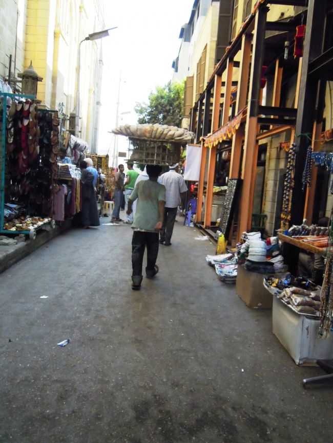 ハンハリーバザール。<br /><br />ここでかったチョコが溶けていた。<br />そりゃそうさ。気温が高いから。<br />日本に帰って開けたら・・・・・・目が点になりました。<br /><br />あと、スカーフかったところ。<br />どんどん店員が増えてきました。<br />値段をふっかけられたのですが、最終的には電卓でぱちぱちたたきながらもう買わないと終わらない勢い・・・。<br />友達は先にその場を去りましたが。（おいてかれる）<br />しかも集合時間まであと数分。切羽詰りまくりだったので、<br />ふっかけられた金額から４分の１まで下げましたが、あの値段でもまだふっかけたれた金額だったとおもう。。。。。<br /><br />まあ旅の思い出ということにしておこう。。。。