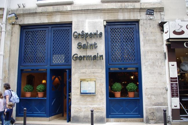 ブルーの扉が映えてます。