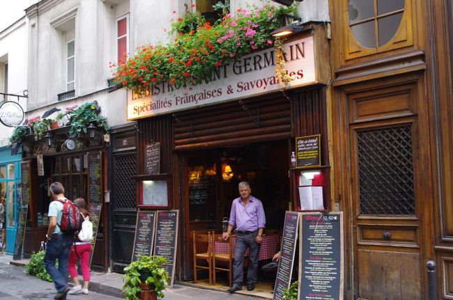 このお店もいい感じ。<br />お店の前に立っているおじさんが<br />手招きするので近くへ行ってみたら、<br />お店に来ればドリンクサービスするよと言って、<br />名刺をくれました。<br />でも、時間の関係上、行けませんでした。<br />おじさん、ごめんね。<br />