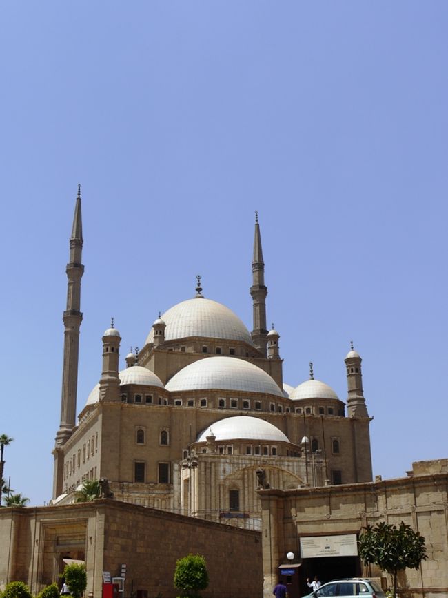 モスク。<br /><br />どうしてもトルコで感動した、<br />ブルーモスクと比べてしまう自分がいた。<br /><br /><br />