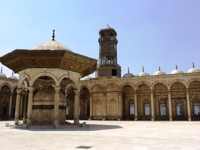 日差しが強すぎて、あっちまでいけなかった。<br /><br />あと、モスクにはいるときはビニール袋持参してください。<br /><br />靴脱ぐので。