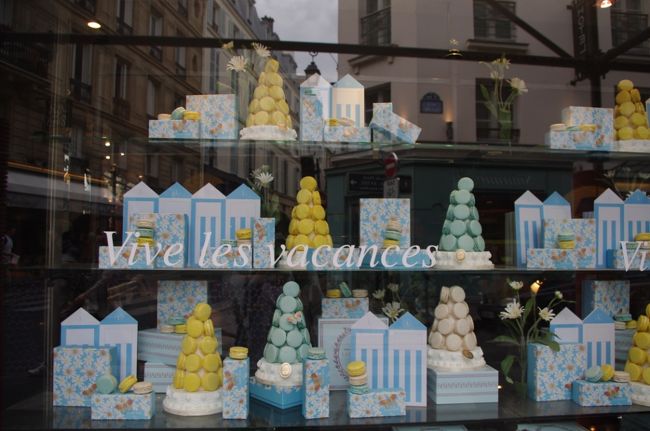 マカロンで有名なラデュレに来ました♪<br />でも、沢山並んでいたので、<br />あきらめて写真だけ撮ってきました。