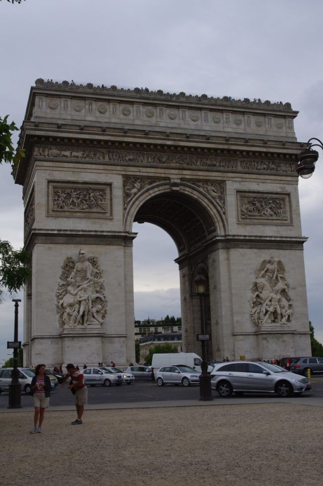 凱旋門に到着！！<br />凱旋門とは、１８０６年、<br />戦勝記念としてナポレオン１世の命で着工した、<br />軍隊の勝利と栄光をたたえる建造物です。