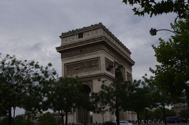 横から見た凱旋門。