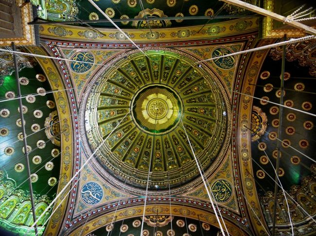 モスク内面。<br /><br />お祈りのまねをして写真を撮っていたら、ガイドさんに違うと指摘され、<br />一緒にお祈りのポーズをして撮りました。