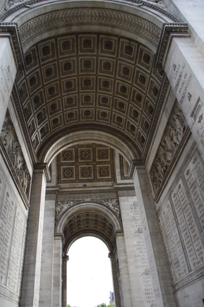 凱旋門を真下から見ると、<br />こんな風になっています。