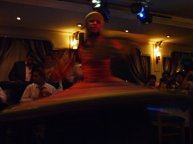 「セマー」です。<br /><br />男の人がくるったように永遠と回っているダンスです。<br /><br />１０分以上まわっていたのではないでしょうか？？