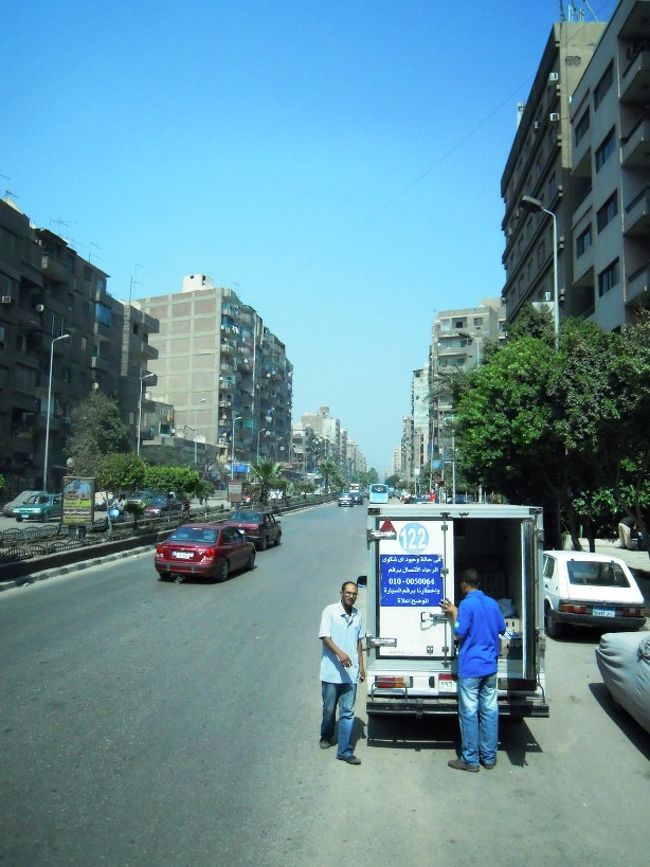 ホテルでガイドさんとさよなら。<br /><br />カイロの町を見ながら空港へ。