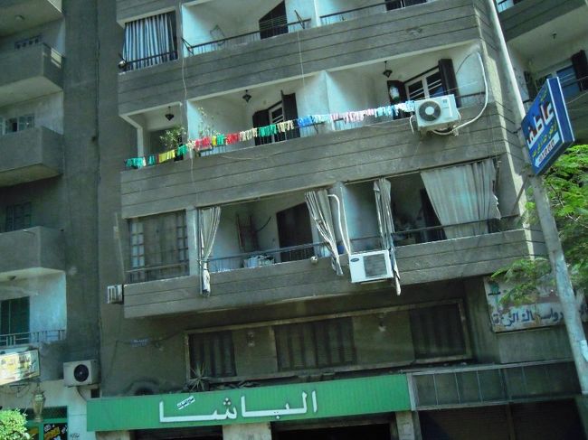 アパートのベランダにカーテン・・・？