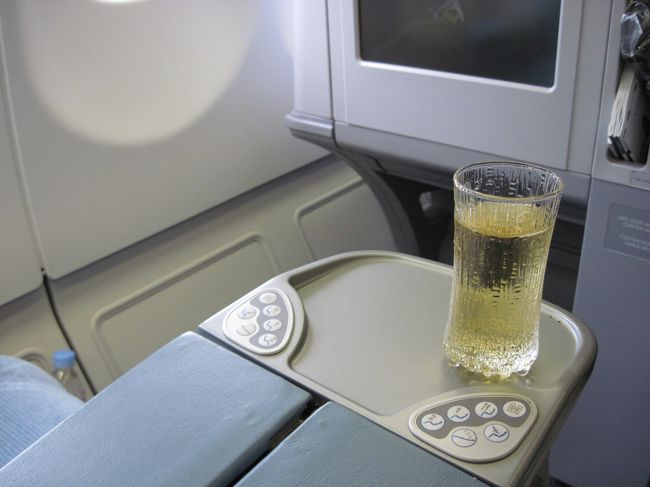 ウェルカムドリンクはシャンパン。グラスがフィンランドを主張している。