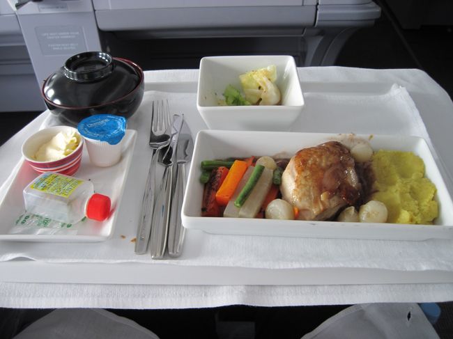 メインは確かチキン。ソースがうまい。フィンエアーの評価UP。