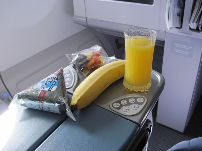 おやつその1.おにぎりやバナナ。JALやANAはもっと手の込んだものを注文できるが、欧州のキャリアの間食は総じてこのような感じ。特に不満はない。