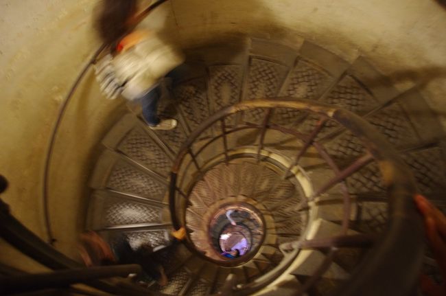 螺旋階段で屋上へと向かいましょう。