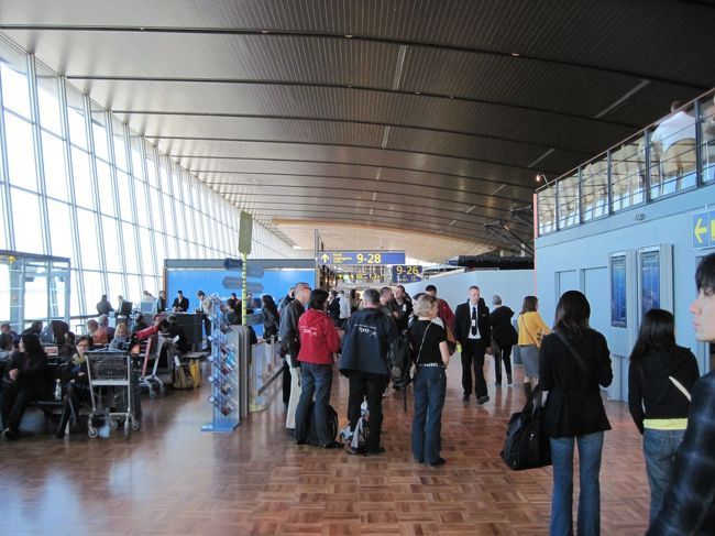 ヘルシンキに到着。乗り継ぎ時間は55分しかない。入国審査（シェンゲン条約国なので、目的地がフランスでもフィンランドで入国審査）。<br /><br />審査官がじっくり審査している。EUにとっては良い審査官だが、こちとらとしては、『はよーしてや』と思う。<br /><br />