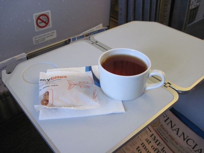 ウェルカムドリンク、なぜか紅茶を頼んでしまった。頼んだ後『あちゃー、CAさんに悪いことしたな・・・』と思ったが後の祭り。でもCAさんは笑顔で対応。<br /><br />フィンエアー。良いキャリアです。