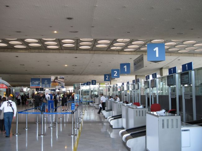 パリ、シャルルドゴール空港に到着した。この時、税関に引っ掛かり、荷物をすべてひっくり返す羽目になった。<br /><br />どのような基準で検査する人を選んでいるんだろうか。