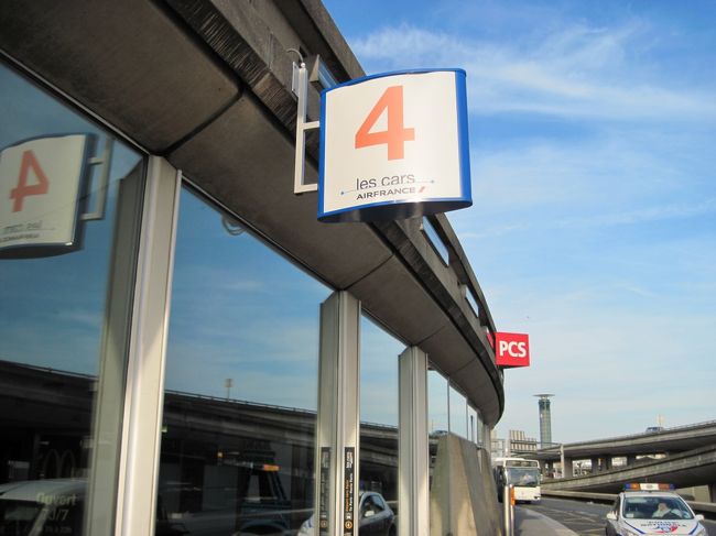 モンパルナス行を待つ。なかなか時間になっても到着しない。ロワシーバスを２本やり過ごす。<br /><br />RERは頭から選んでいない。２００１年にパリに来たことがある。当時はバックパッカーをやっていたが、その時はパリから香港経由で関西への帰国だった。<br /><br />RERに乗車したら、１０代後半らしきの３人から『お前は日本人か、柔道をやろう』といきなり組み付かれた。これは財布や荷物を持っていかれては大変と踏ん張った。当時、大学で運動部に所属していたため、足腰は強く被害を受けずに済んだが、ネット等でもこの線の評判は未だに悪い。<br /><br />パリは油断してはいけない。そのために、エールフランスバスでアクセス可能なモンパルナスに宿をとったのだから。<br /><br />フランス人の婦人からフランス語で何か聞かれる。内容はおおよそ想像できるのだが、英語で返事をしても相手が理解した様子がない。<br /><br />やがてやってきたが、高速道路は渋滞。遅れるのは仕方ないか。。。