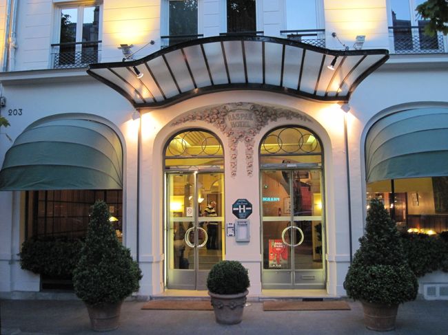 本日の宿はホテルラスパイユモンパルナス。2つ星だが、３泊で270ユーロくらいだったと思う。<br /><br />パリの相場を考えるとお得なホテルだった。それは翌日以降に記す。