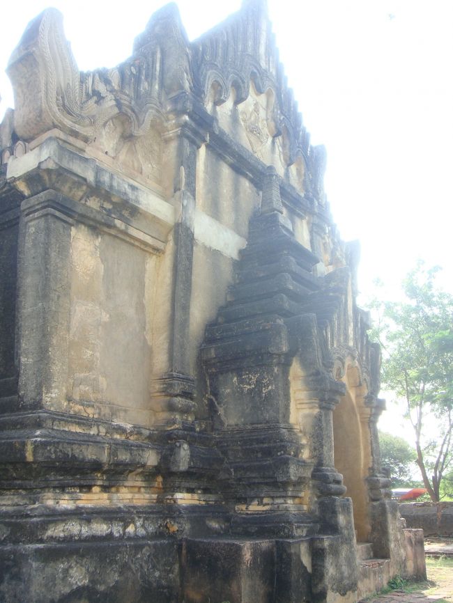 さて、オールド・バガンに向かい…途中の、ウパリ・テェンと言う祠の前で、お嬢ちゃんが手招きしてるね。今日は中の見学が出来ると云う事らしい。祠に行くと、管理人？のおっちゃんが鍵を開けてくれます。初日はおらんかったのに。