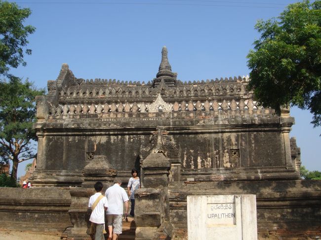 内部は撮影禁止ですが、壁画が綺麗に残ってますね。仏様やら象さんやら。管理人さんが、いろいろと説明してくれて、最後に旧日本軍の紙幣？の売り込み。興味は無いですが…良く見ると、単位がルピーですね。なんで？って、訊いてみると、昔はインドの一部だったからとか。<br /><br />最後に、なんか寄進をってんで、小銭を渡して…さて、土産物屋の嬢ちゃん達はおいといて、オールド・バガンへ。<br /><br /><br />−−−−−−−−−−−−−−−−−−−−−−<br />今回の旅の日程は、<br />http://4travel.jp/traveler/hhb00102/album/10525702/