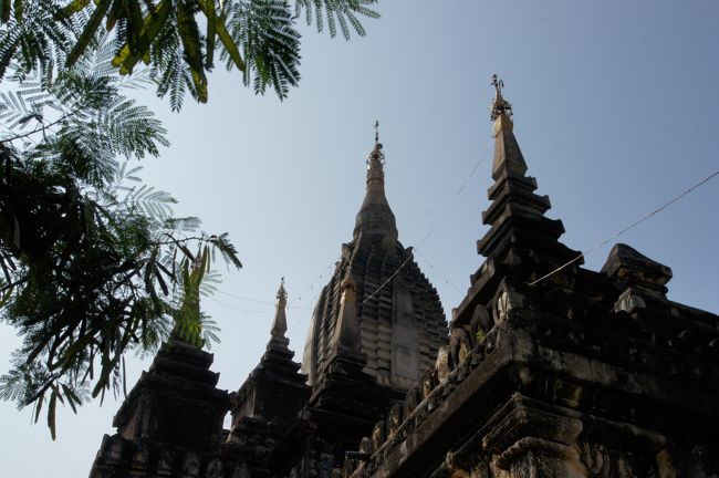 タビィニュ寺院に比べて、随分尖がったイメージ。