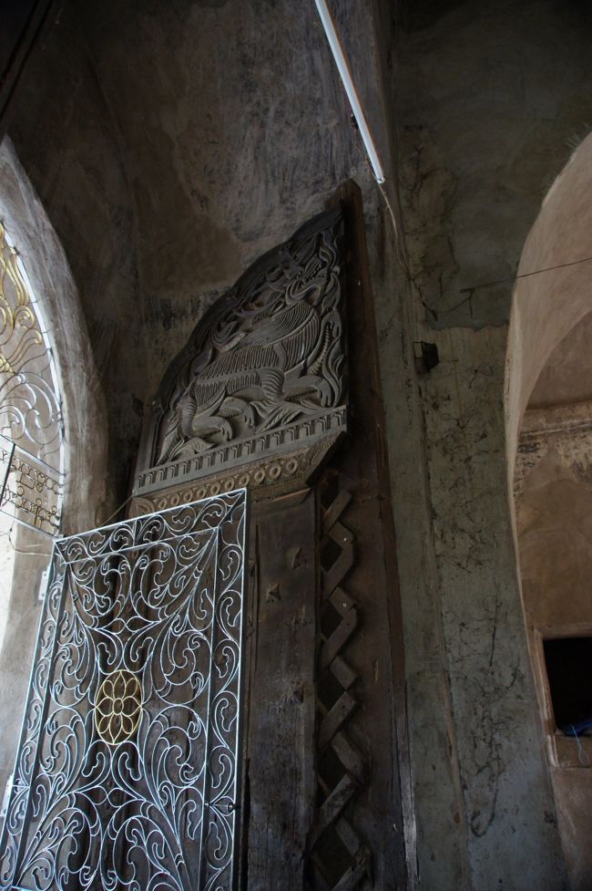 ところどころ、解説もしてくれます。こちらの扉は、オリジナルって言ってるから、創建当時のものって事かな。手前の鉄扉が邪魔で、よく見れませんね。