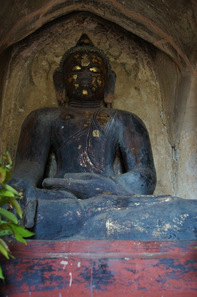 おや？めずらしく古ぼけた仏様が。