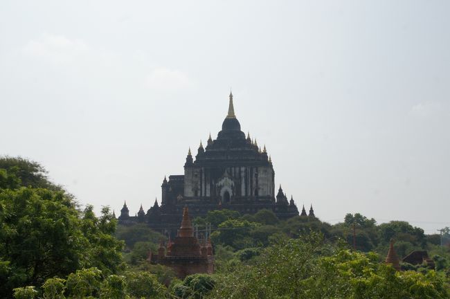 上に上がれるよって、連れてってくれました。<br /><br />目の前にタビィニュ寺院が見えますね。